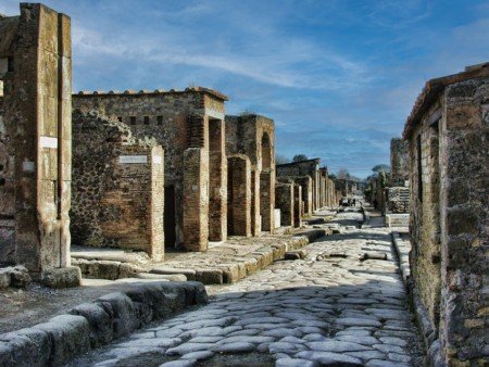 Pompeii tour from Rome: luxury, sex and taverns until the volcano's eruption