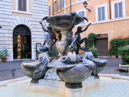 Piazza Mattei: la Fontana delle Tartarughe a Roma