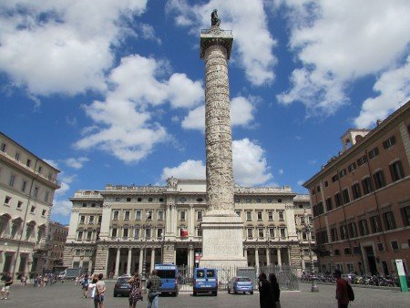 Scopri la storia della Colonna Aureliana in Piazza Colonna